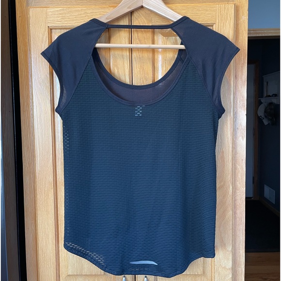 Women’s Under Armour tank top- medium - Picture 2 of 2
